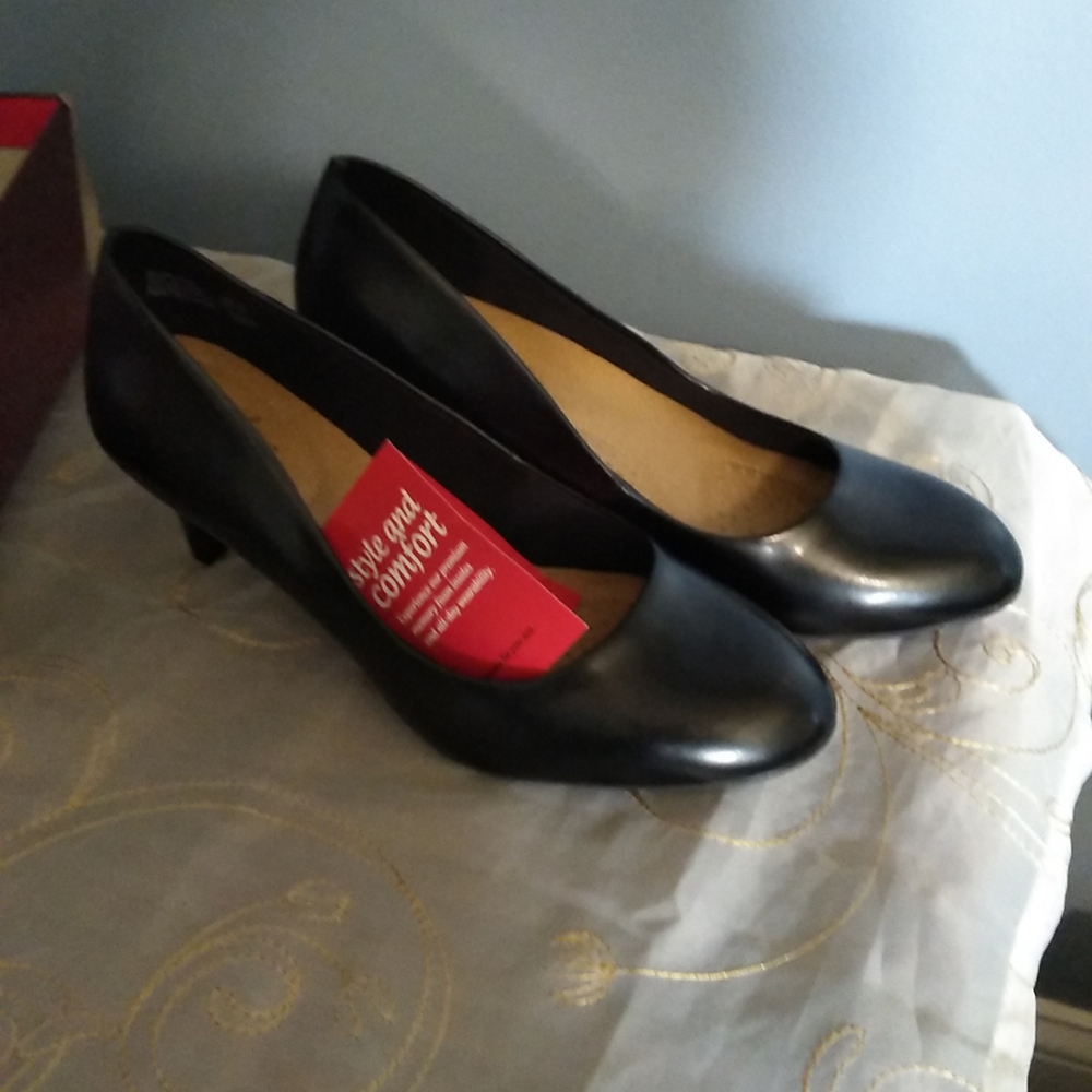 NWT 8W  Black Vegan Leather Heels